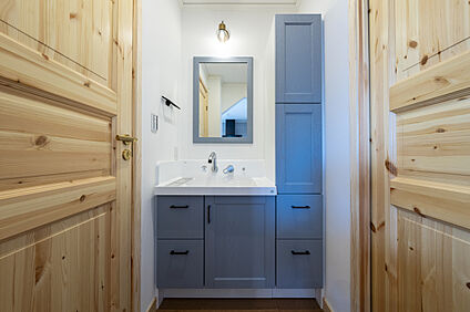 木調の洗面化粧台・木調の扉