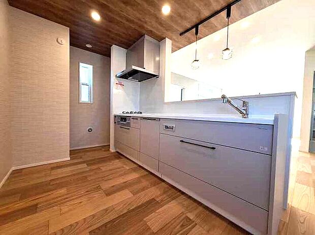 【キッチン】奥にはパントリーがありキッチン用品や食品、調味料のストック品などを収納頂けます♪