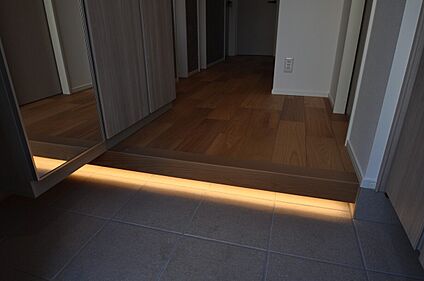 「玄関框間接照明」標準装備