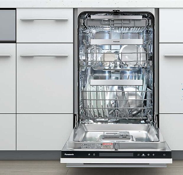 【Panasonicのフロントオープン食器洗浄乾燥機標準装備】食器の出し入れがしやすいフロントオープンタイプの食器洗浄乾燥機です。柔軟に使える大容量の「3段カゴ」は、日本の食文化に寄り添ったカゴ形状で、多種多様な食器や調理器具が収納できます。予洗い不要で高温・高圧水流で強力に洗浄し、汚れをしっかり洗い落とします。洗浄後は食器類をカラット乾かすヒーター乾燥。さらにナノイーX送風でずっと清潔！