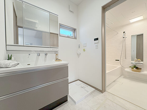 【洗面室・浴室】浴室乾燥やミストカワックを備えた浴室。三面鏡の裏にたっぷりの収納を備えた洗面台。