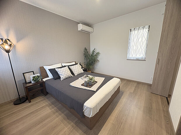 【2階寝室】クローゼットを備えた寝室。家族みんなの服もしっかり収納可能。