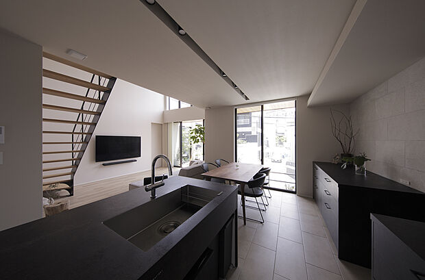 【できるだけシンプルにこだわる理由】建物だけでデザインを造りこんでしまうと、家具・家電を選ぶとき、買い替える時制限されてしまう場合があります。
どんな家具を置いても、柔軟に調和する上質な空間こそ永く愛せる家。＠オーナー様邸