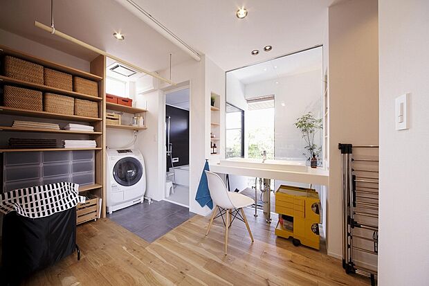 【快適な家事動線が団らんの時間をつくる】調理や洗濯など、同時作業が行えるように水廻りを集約すると、スムーズな家事動線を実現できます。
時間にも心にも余裕が生まれ、親子で絵本を読んだり、夫婦でゆっくり過ごす時間を楽しめます。＠オーナー様邸