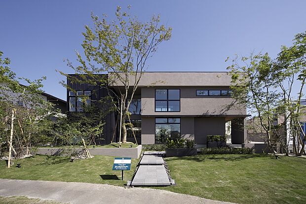 【hit大野城住宅展示場モデルハウス】寛ぎの空間から見上げたその先に広がるのは、たくさんの光が降りそそぐ広い吹抜け。
私たちが目指しているのは、住まう人が楽しく幸せに暮らせるオンリーワンの家づくりです。(水曜定休)