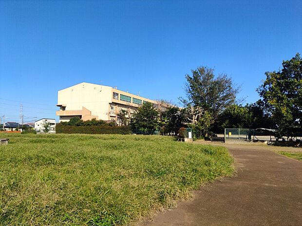上戸小学校(約1,360m)