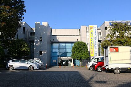 坂戸市役所 610m(徒歩8分)