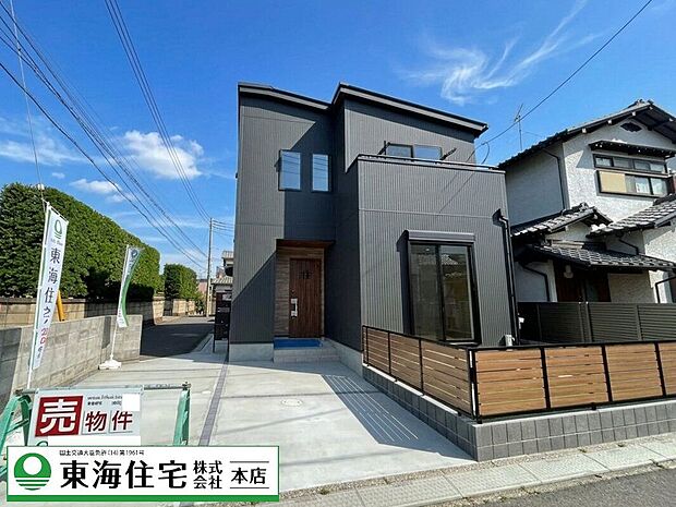 駅徒歩4分、南西角地に佇むゆとりの住まい!庭+ウッドデッキ+カースペース並列2台駐車可能!