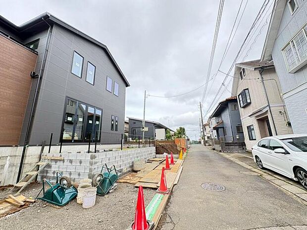 【前面道路】前面道路は車通りが少なく、毎日の車の出し入れや、お子様の通行に安心です！ 