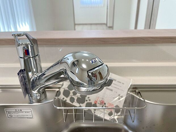 【その他設備】ワンタッチで素早く浄水に切り替えが可能な便利で衛生的な水栓を採用。お米研ぎやお料理、毎日の水分補給に手軽にお使いいただけます。場所を取らない一体型構造で、シンクまわりも広々と快適に使えます。