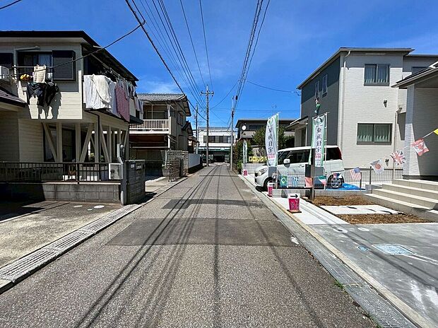 【前面道路含む外観】前面道路は車通りが少なく、毎日の車の出し入れや、お子様の通行に安心です！
