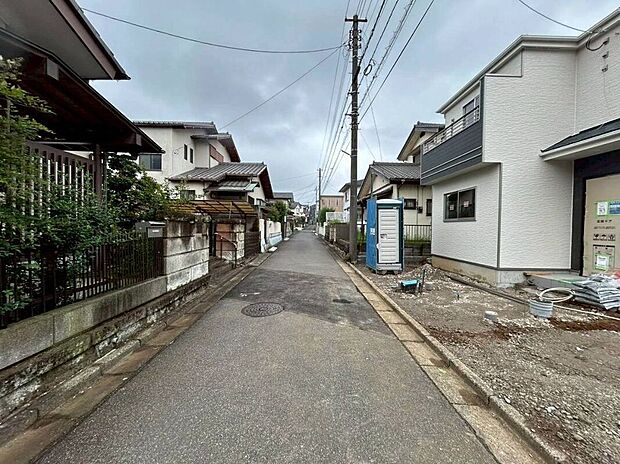 【前面道路含む外観】前面道路含む現地写真