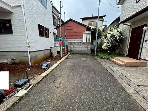 【前面道路含む外観】前面道路含む現地写真