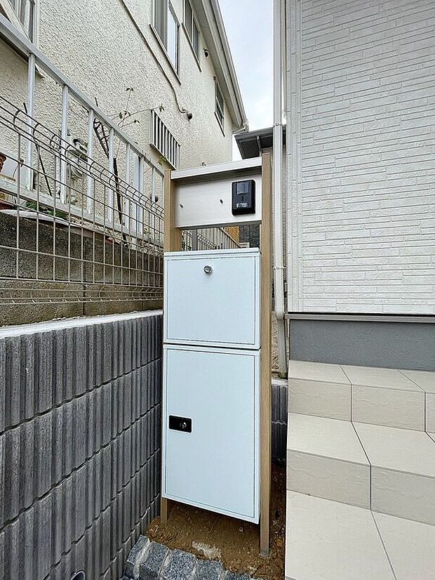 【その他】不在時でも荷物をスムーズに受け取れる便利な宅配ボックス。外出中や対面での受け取りを控えたい時にも重宝します。再配達の手間を省き、配達時間を気にせず自由にお出かけを楽しめます。