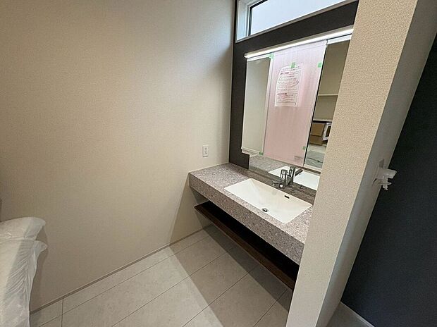 【洗面】忙しい朝にも落ち着いて身支度ができるゆとりある洗面スペース