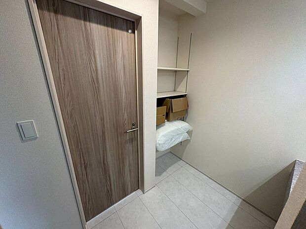 【洗面】タオルや洗面用具、洗剤のストックまでスッキリ収まる収納豊富な洗面所。散らかりがちな水回りを綺麗に保てるため、限られた空間でも圧迫感を与えません。忙しい朝の身支度もスムーズに行える快適設計です。