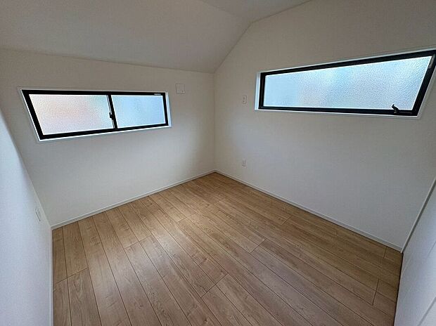 【子供部屋】明るい光が差し込む快適な子供部屋。遊ぶ・学ぶ・眠るを快適にこなし、健やかな成長を優しく見守る安心の設計です。
