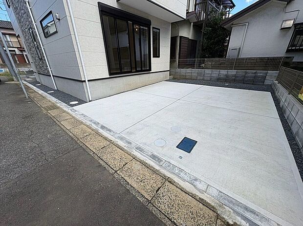 【駐車場】並列で２台スムーズに駐車できるカースペースを完備。車の入れ替えの手間がなく、毎日の出し入れも快適です