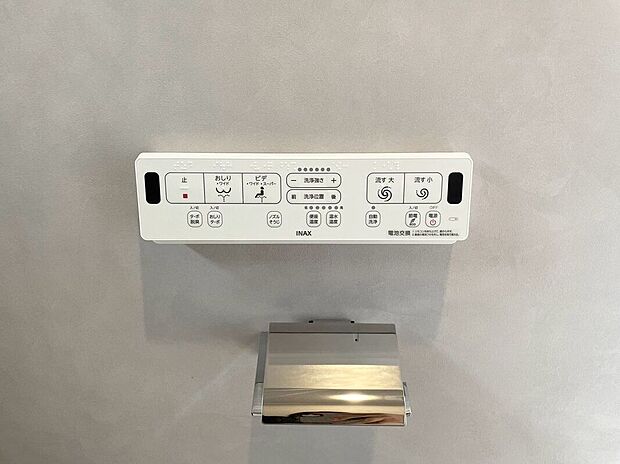 【トイレ】押しやすい大きなボタンで、ワンタッチでスムーズに点滅できるトイレスイッチ。小さなお子様、ご高齢の方でもラクに操作できます。誰でも直感的に使える優しく快適な設計です。