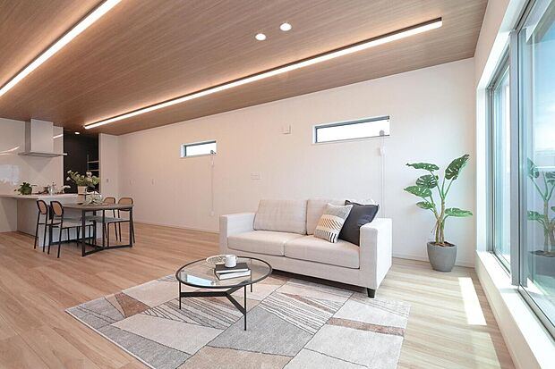 ２２帖超の広々LDKは、差し込む陽光が心地いいゆったりとした
家族のコミュニケーションスペースです。（現地９号地モデルハウス）