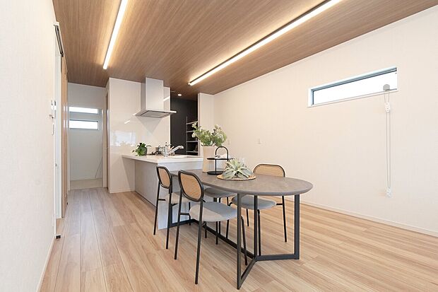 キッチンと繋がるダイニングは家事ラク動線ポイントです。（現地９号地モデルハウス）