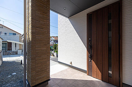 大きな庇がある玄関ポーチ