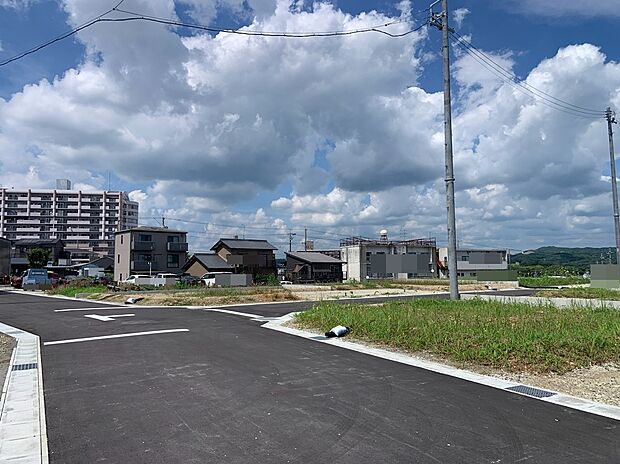 陽当たり良好な敷地に広がる大きな空。朝のやわらかな光や夕暮れの穏やかな時間が、日々の暮らしに心地よいゆとりと彩りをもたらします。