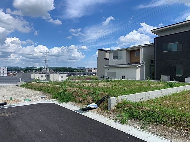 生活利便施設や公園が身近にそろう好立地。日々の買い物やお子さまとの時間も快適に楽しめる、バランスの取れた住環境です。