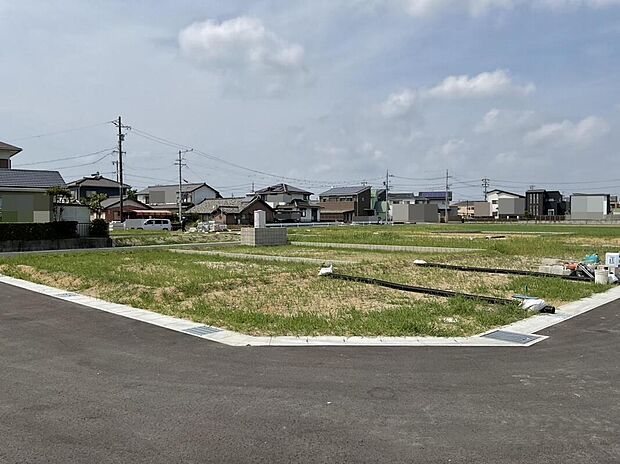 陽当たり良好な敷地に広がる大きな空。朝のやわらかな光や夕暮れの穏やかな時間が、日々の暮らしに心地よいゆとりと彩りをもたらします。