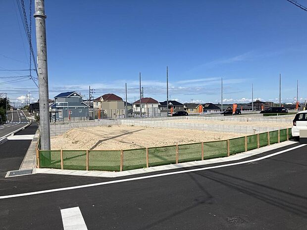 現地写真/青空が広く感じられる、開放的な敷地です。日々の便利な暮らしを支えるコンビニも徒歩約6分と近距離に位置しており、緊急時や日常のお買い物にも便利です。