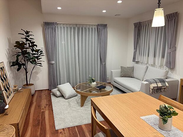 複数から陽光が差し込み常に明るい室内でご家族の会話も弾みます。思い思いの場所でお寛ぎいただける家族団らんの要となるLDKです。