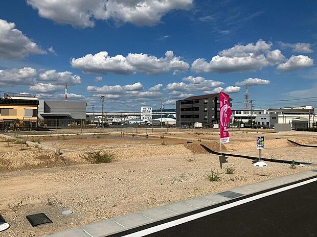 日々の生活を明るく快適に過ごすことができるでしょう。さらに、周辺には生活に便利な施設も充実しており、子育て世帯からシニア世帯まで、様々なライフスタイルの方におすすめです。