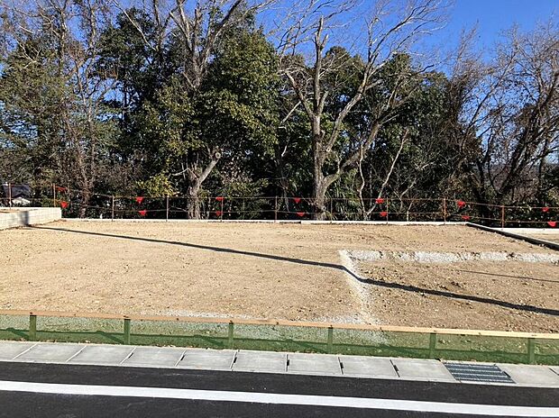 【現地写真】ゆとりある敷地で叶える、心豊かなマイホーム。平屋建てや広々とした庭も思いのままに。洗練されたこの街で、あなたらしい住まいを描いてみませんか。