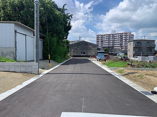 【前面道路】前面道路はゆとりのある広さで見通しも良好。駐車や車同士のすれ違いもスムーズに行え、毎日の通勤やお出かけもストレスなく快適に過ごせます。