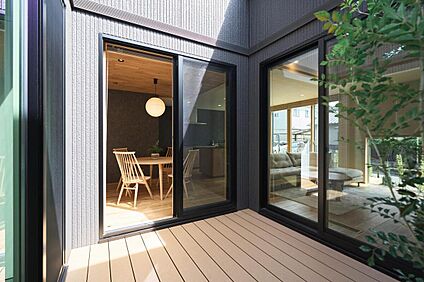 ダイニング側ウッドデッキ