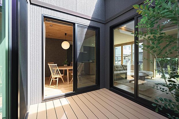 【ダイニング側ウッドデッキ】ダイニングとつながるウッドデッキは、外の空気を気軽に感じられる心地よいスペース。家族のくつろぎ時間が広がります。