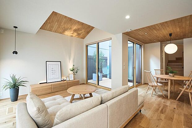 【リビングダイニング】表情豊かな木目調のフローリングが空間にあたたかみをプラス、居心地良い住空間に。陽光がたっぷり入りとても明るく、快適にお過ごし頂けます♪