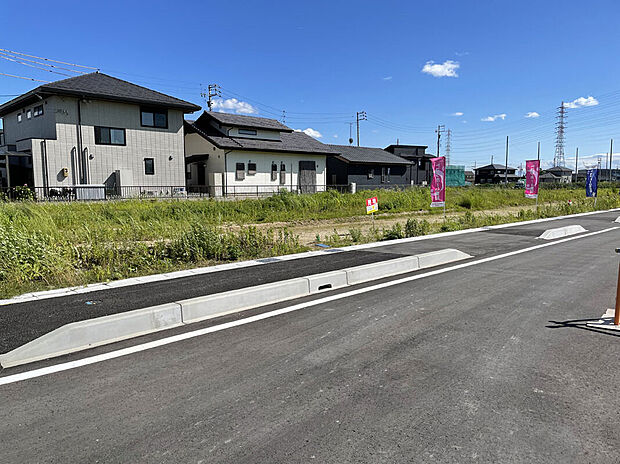 【現地＆前面道路】区画整理地内で整備された、綺麗な街並みが魅力の分譲地。ゆとりある区画と整然とした道路計画により、開放感と暮らしやすさを兼ね備えた住環境が広がります。
