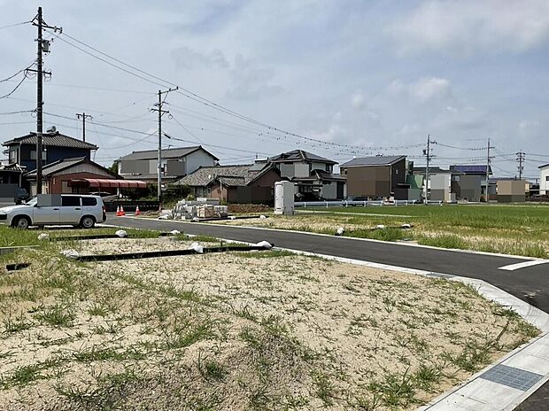 【現地写真】角地は道路に面する幅が広いため、バック駐車や切り返しが驚くほどスムーズ。左右の見通しも良く、お子様の飛び出しなどにも気づきやすい安心設計です。毎日の送り迎えやお買い物も、軽やかにこなせます。