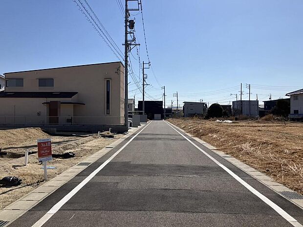 【前面道路（西側）】前面道路はゆとりの約6ｍ。車の出し入れがスムーズで、運転が苦手な方も安心です。大きな車でもゆったりと駐車でき、毎日の送り迎えやお買い物もストレスなくこなせます。