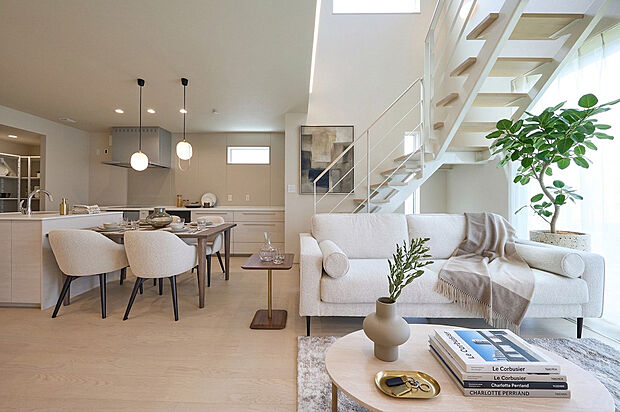 【LDK】リビング・ダイニング・キッチンが一体となり、会話や笑顔が自然と広がる、暮らしの中心となる空間です。※掲載の写真は、一部CG合成を施しています。