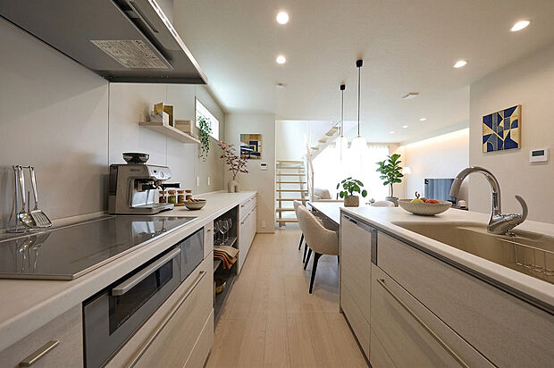 【キッチン】シンクとコンロを分離した二列型キッチンは、無駄のない動線が魅力。調理と片付けを分担しやすく、家族で料理を楽しめる機能性の高い設計です。※掲載の写真は、一部CG合成を施しています。