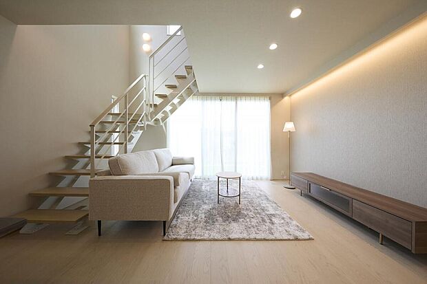 【リビング】家族が自然と集まり、思い思いの時間を過ごせる開放的なリビング。光と空間の広がりを感じながら、日常の何気ないひとときが心地よく積み重なっていきます。