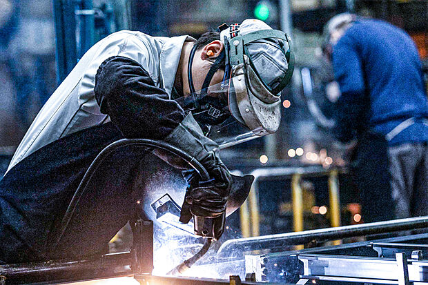 【住まい全体の約85%を工場で生産】住まい全体の約85%を工場で生産。システム化された生産工程、充実した人材育成プログラム、500項目におよぶ検査体制。一つひとつのプロセスの積み重ねによって、バラツキのない安定した家づくりをしています。