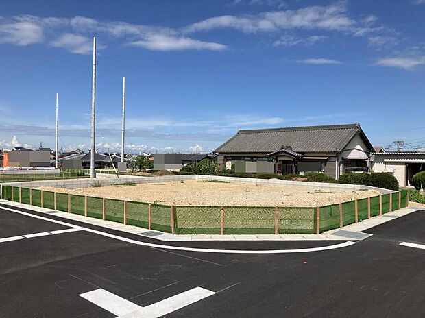 【現地写真(24号地)】ゆとりある幅の前面道路に接道した開放的な敷地です。南側接道で陽当たりを確保し、心地よく快適な生活が叶います!