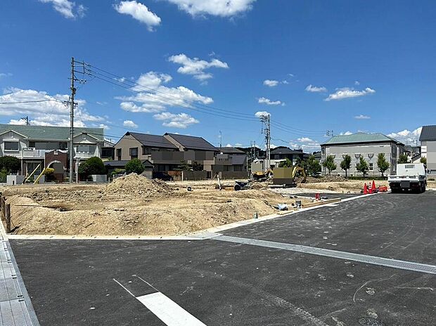 【現地写真】 休日は、お気に入りのカフェでひとときを。竹の山・香久山のハイセンスなショップが身近に揃う、華やぎと利便が共存するロケーションです。
