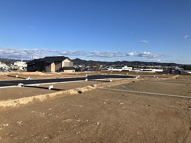 【現地写真】周辺には公園や病院が点在し、子育て世代に嬉しい落ち着いた住環境です。駅へもアクセスしやすい好立地でありながら、街全体がゆったりとした空気に包まれており、家族の安心な未来を育むのに最適です。