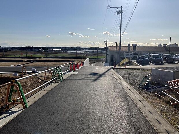 【前面道路】見晴らしの良い高台からは、この土地ならではの開放的な眺望が楽しめます。バルコニーから眺める夕日や、窓から差し込むたっぷりの光。家にいながら四季折々の景色を感じられる、特別なロケーションです。