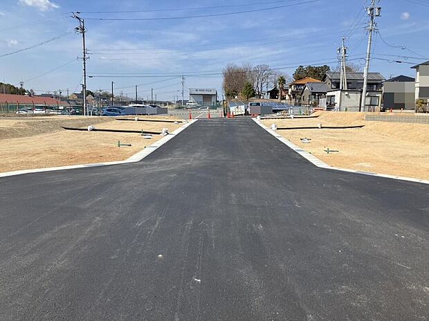 【クルドサック】この分譲地は、通り抜けのできない「クルドサック」を採用しています。通過交通が極めて少なく、静かで安全な道路は、小さなお子様がいるご家庭には大きな安心材料となりますね。