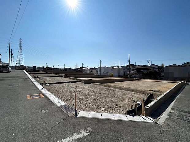 【現地写真】前面道路とフラットに接道しており、車の出入りや日々の生活動線もスムーズです。